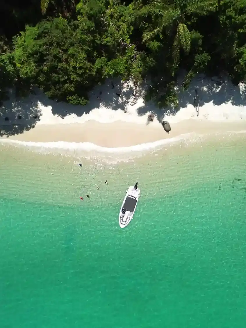 Lancha Ciçara Tour na beira da praia vista por cima através de um drone