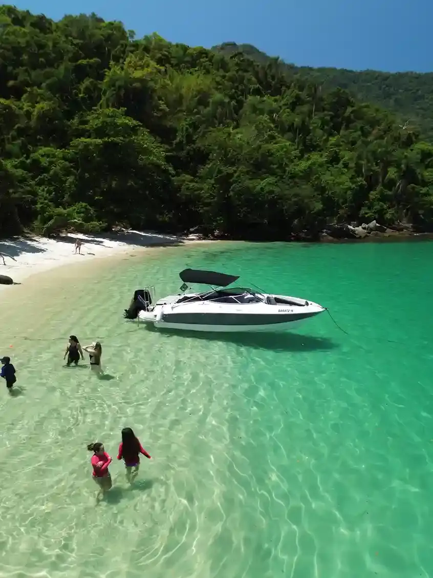 Lancha Ciçara Tour na beira da praia